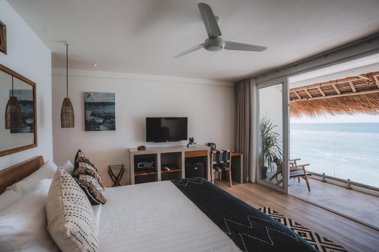 Legends Beachfront Resort Улувату Екстер'єр фото