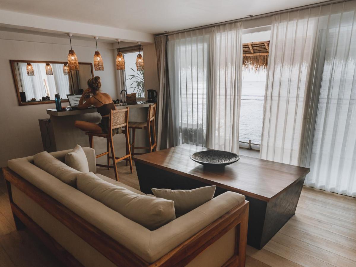 Legends Beachfront Resort Улувату Екстер'єр фото