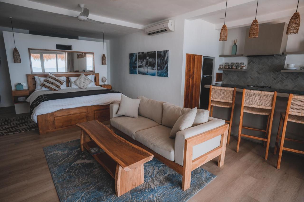 Legends Beachfront Resort Улувату Екстер'єр фото